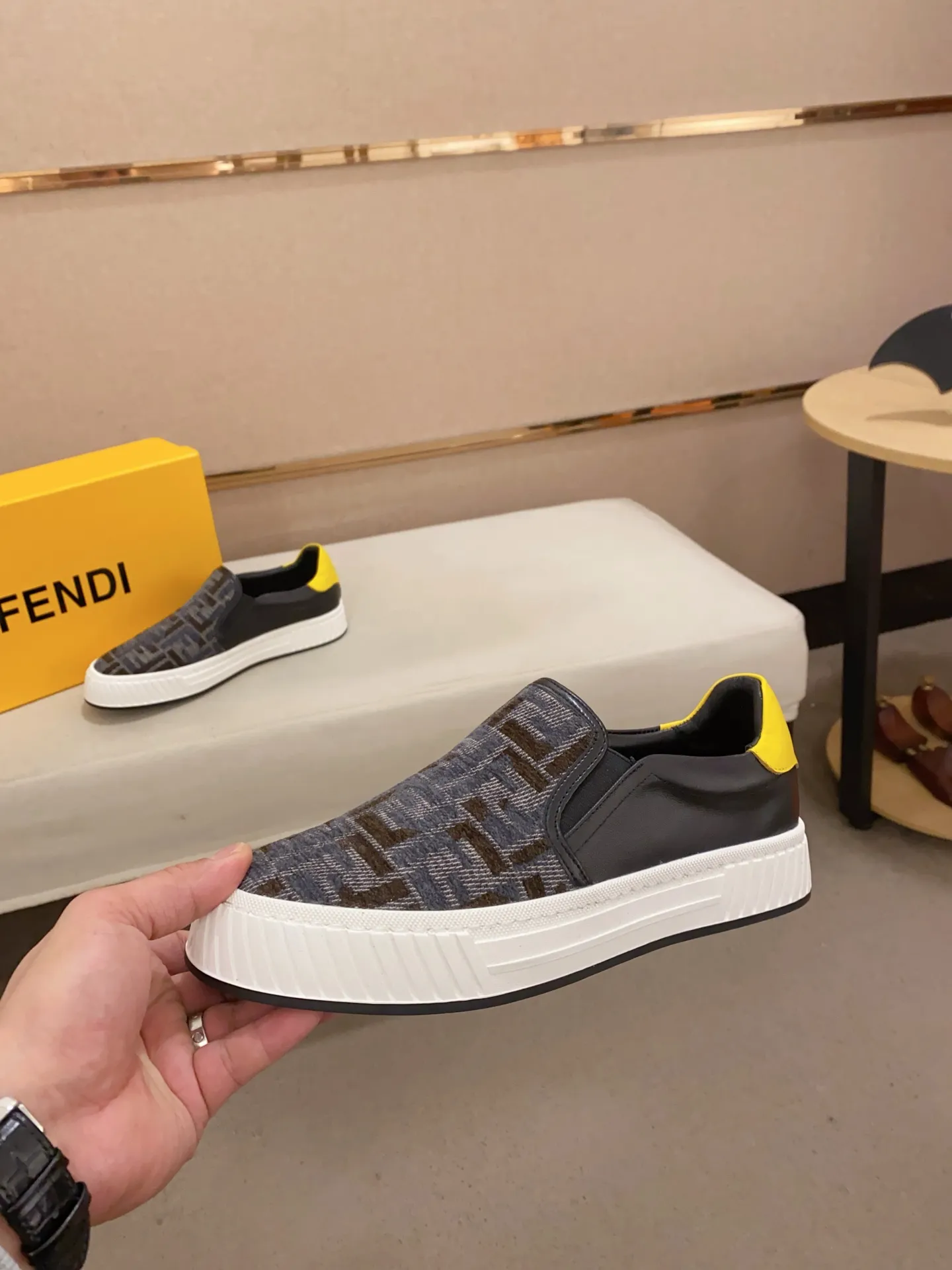 Men's shoes 💰 400💰 (fendi) New style 👊🏻 upper 🇮🇹 imported cowhide fabric 🇩🇪 lining imported sheepskin lining. The original outsole is molded to highlight the identity of every man, and the upper foot is elegant and stable🚶🏻🚶🏻The high-end custom counters reproduce the original version📯No matter the wind or rain, the shoe last remains unchanged and can withstand the verification of time🔍️,🔵 Size: 38-44